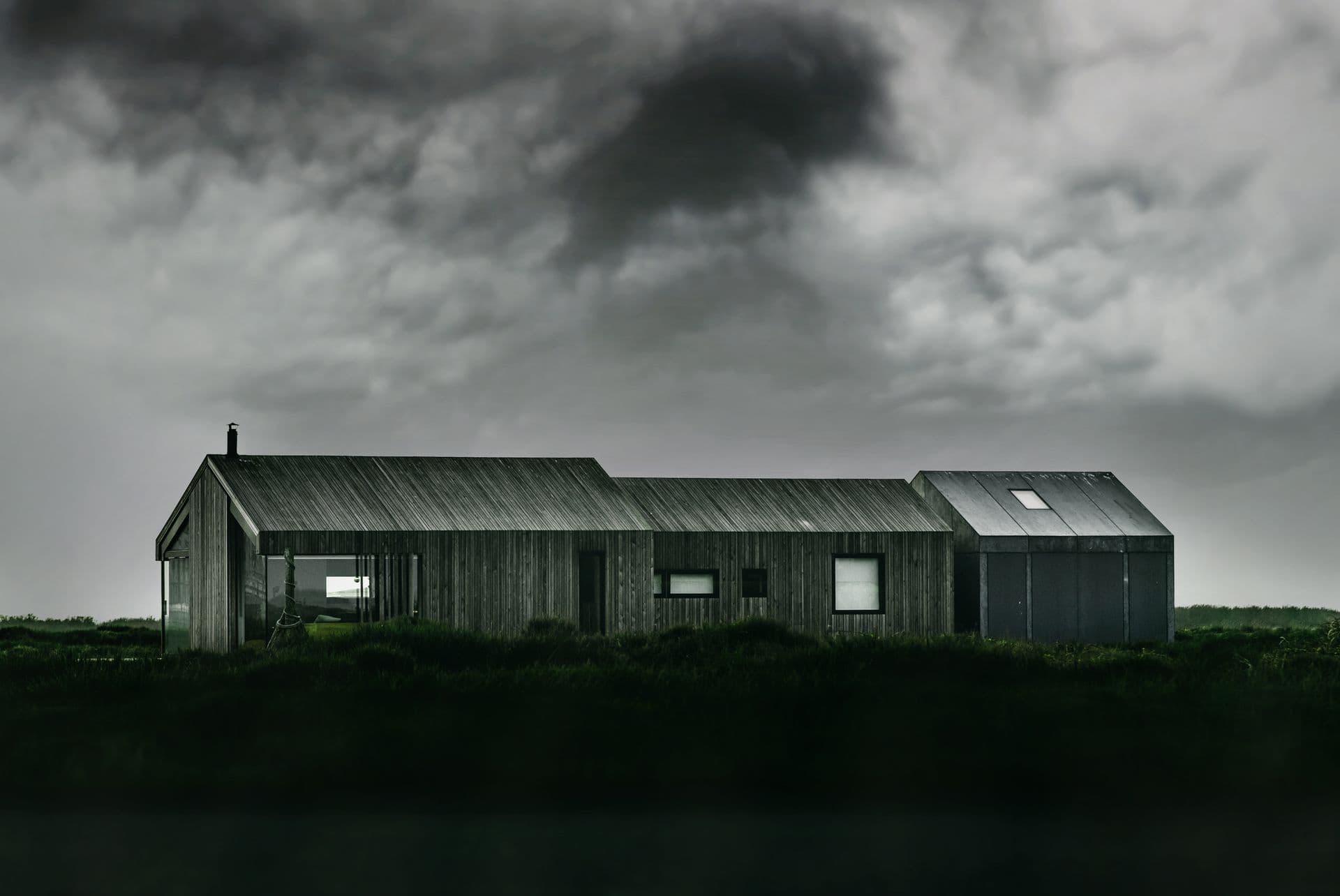 An off-grid Aetheris cabin at twilight